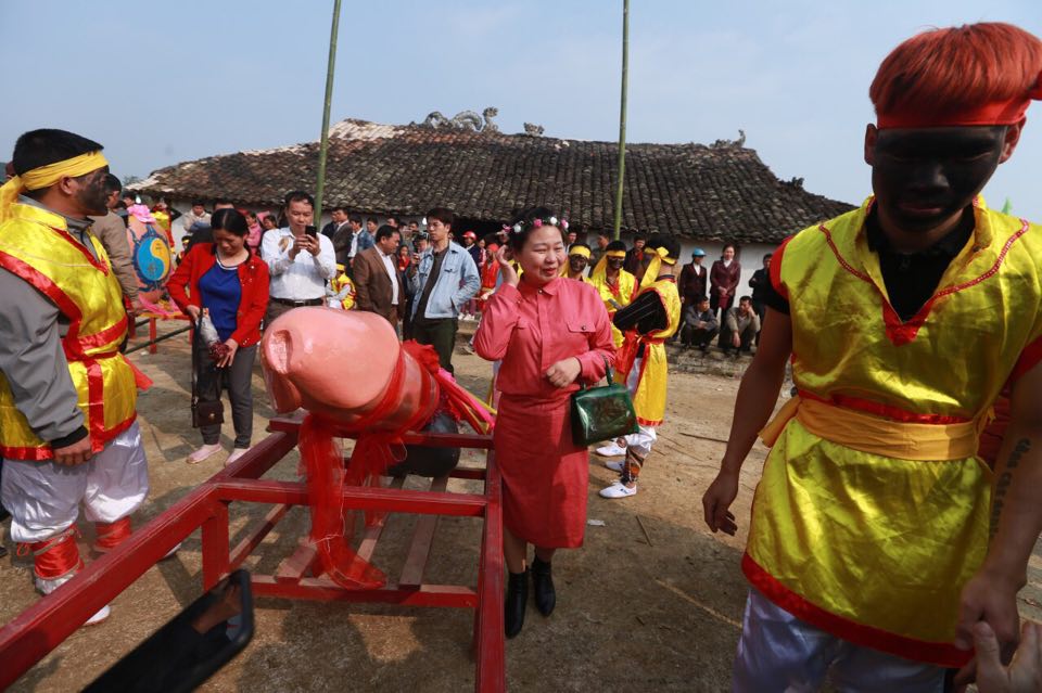 Người dân chen chân chụp ảnh cùng “của quý&#34; dài hơn 1m tại lễ hội táo bạo nhất VN - 9