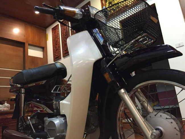 Theo tìm hiểu của chúng tôi, chiếc Honda Dream 1995 này thuộc sở hữu của một dân chơi xe hai bánh khét tiếng đất Hà Nội có biệt danh là Hưng Sắt ở Đông Anh.