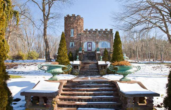 Du khách sẽ trở thành thành viên hoàng gia với một kỳ nghỉ tại lâu đài New England 100 tuổi này. Khách có ba phòng ngủ theo chủ đề để lựa chọn (từ phòng trong rừng, phòng Romeo-Juliet và một phòng đôi sang trọng màu đỏ tía xa hoa).