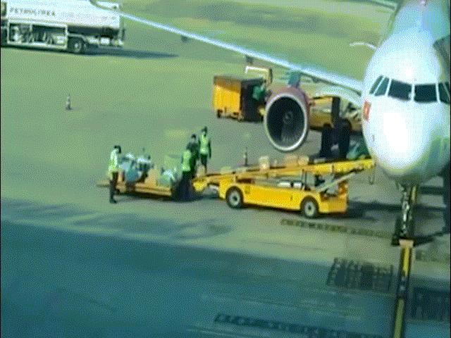Cảnh cáo 2 nhân viên bốc xếp ném lia lịa hành lý của khách ở sân bay