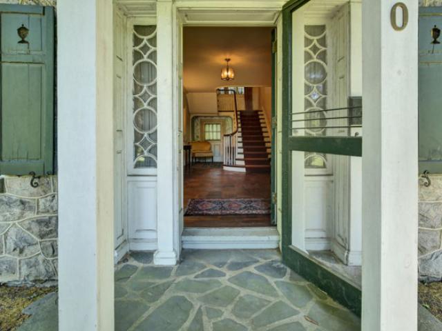 Kinh doanh - Căn nhà bỏ hoang 50 năm vẫn đẹp như mới đang được rao bán tới 37 tỷ đồng