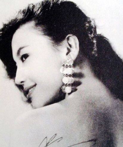 Vẻ đẹp nóng bỏng của "biểu tượng gợi cảm" Hong Kong một thời - 4