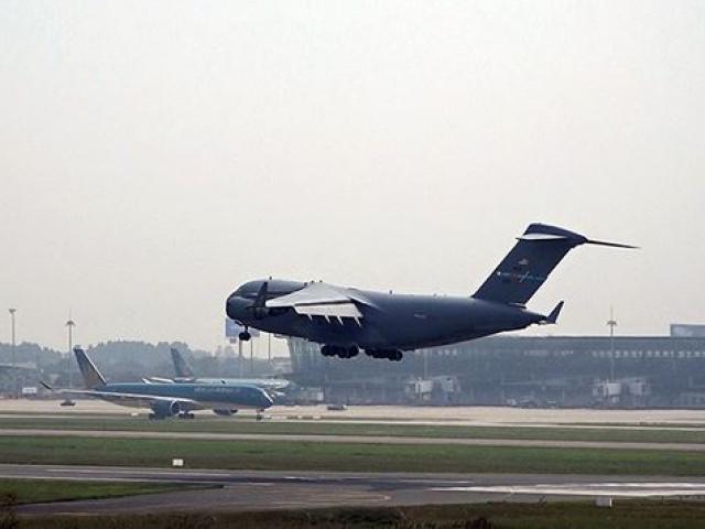 'Ngựa thồ' C-17 chở trực thăng của Tổng thống Mỹ đáp xuống Nội Bài