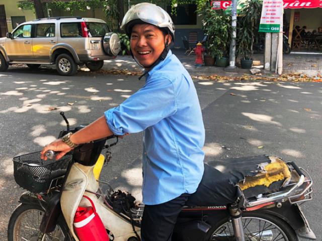 Tin tức trong ngày - Nóng 24h qua: Nhặt được 2 cọc tiền “khủng”, nhân viên tiếp thị có hành động đẹp