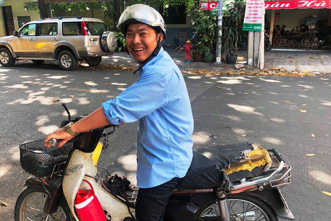 Nóng 24h qua: Nhặt được 2 cọc tiền “khủng”, nhân viên tiếp thị có hành động đẹp - 1