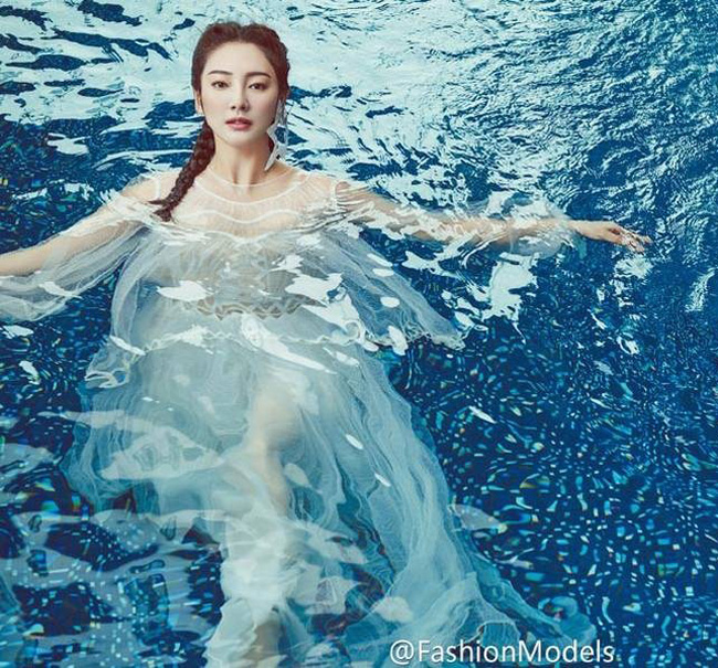 Cô phản đối kịch liệt quan điểm: Phụ nữ có vòng 1 lớn thì não nhỏ, vô dụng. Vì đó là những phát ngôn vô căn cứ, thiếu tính khoa học, bôi nhọ danh dự người khác.
