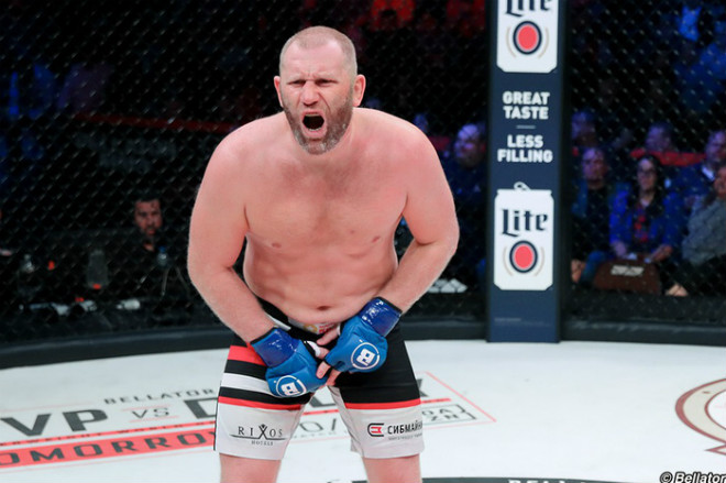 Phát hoảng MMA: Dính cú sút đúng &#34;chỗ hiểm&#34; phải cấp cứu khẩn cấp - 1