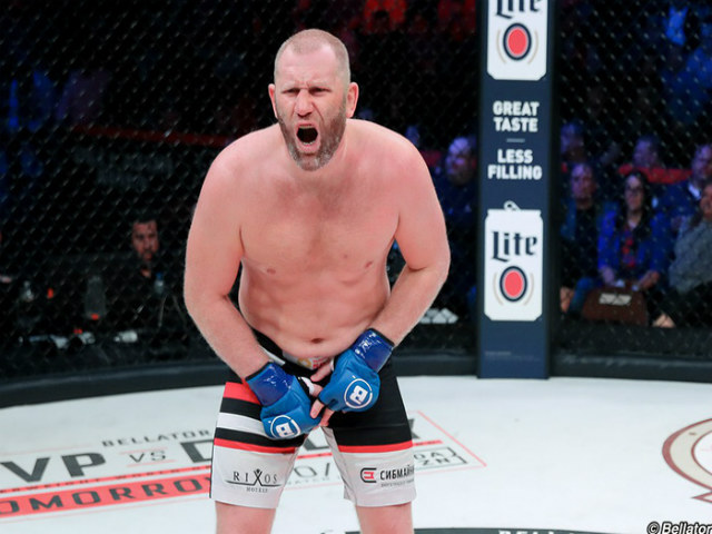 Thể thao - Phát hoảng MMA: Dính cú sút đúng "chỗ hiểm" phải cấp cứu khẩn cấp