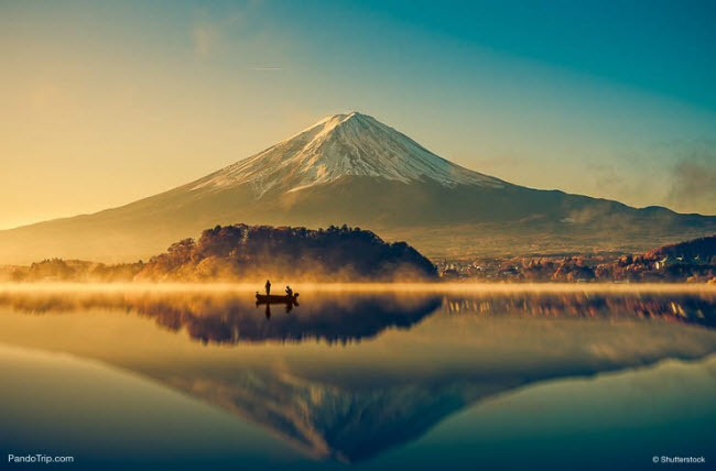 1. Núi Phú Sĩ: Ngọn núi với đỉnh phủ đầy tuyết là một trong những địa điểm du lịch hấp dẫn nhất ở Nhật Bản. Từ trung tâm thành phố Tokyo, du khách vẫn có thể nhìn thấy nó.