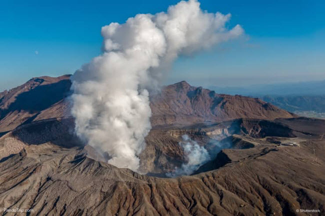 4. Núi Aso: Nếu du khách muốn khám phá núi lửa ở Nhật Bản, hãy đến khu vực núi Aso trên đảo Kyushu. Đỉnh Naka với dung nham nóng phun trào, thu hút rất đông du khách tham quan mỗi năm.