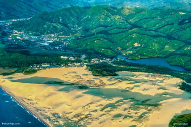 9. Cồn cát Tottori: Ít du khách nghĩ rằng Nhật Bản lại có phong cảnh giống như sa mạc. Nhưng tỉnh Tottori có một khu vực được bao phủ bởi các cồn cát, đón hoảng 2 triệu du khách tham quan mỗi năm.