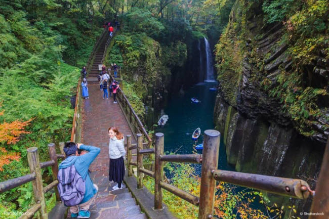 Điểm nhấn của hẻm núi Takachiho là thác Minainotaki. Du khách có thể tiếp cận địa điểm này bằng cách đi bộ hoặc thuyền.