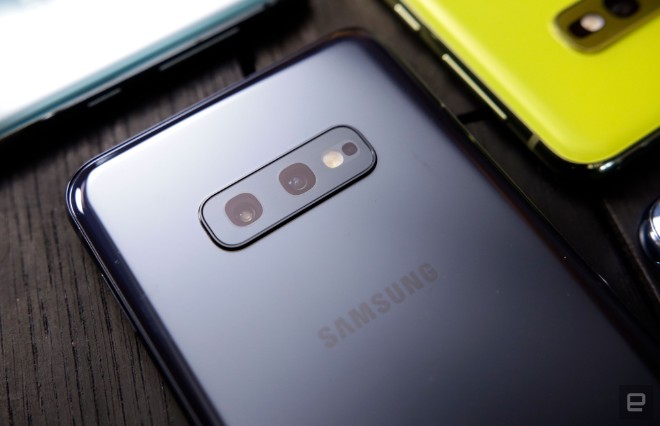 Samsung Galaxy S10e đẹp thế này, iPhone Xr còn ế dài - 1