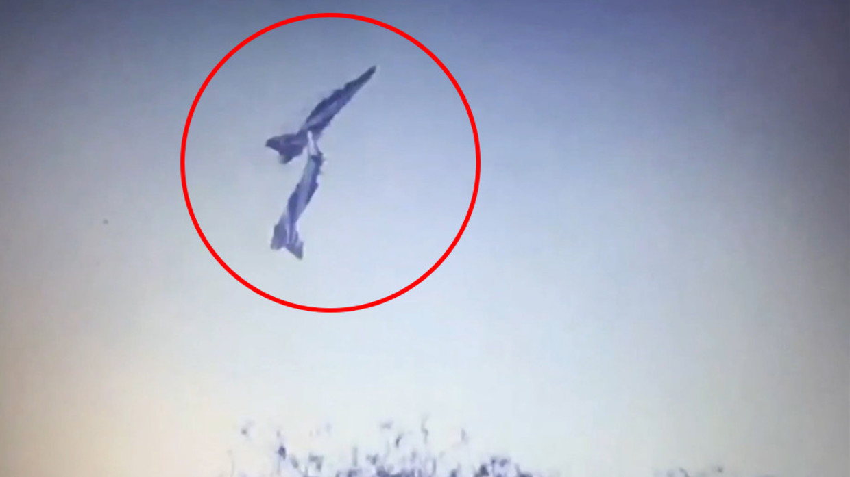 Video: Khoảnh khắc máy bay quân sự đâm nhau giữa trời ở Ấn Độ - 1