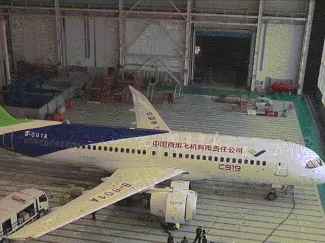 Media - Cận cảnh máy bay dân dụng đầu tiên do Trung Quốc sản xuất