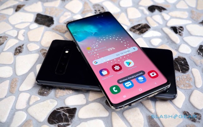 Tất cả đều sử dụng công nghệ màn hình Infinity Super AMOLED, trong đó S10e có màn hình phẳng, còn lại đều cong ở hai bên. S10e có màn hình 5,8 inch, S10 có màn hình 6,1 inch, S10 Plus có màn hình 6,4 inch và S10 5G có màn hình 6,7 inch.