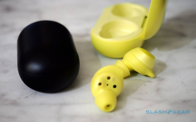 Khách hàng khi mua Galaxy S10 và S10 Plus sẽ được tặng phụ kiện tai nghe không dây Galaxy Buds ngay trong hộp đựng.