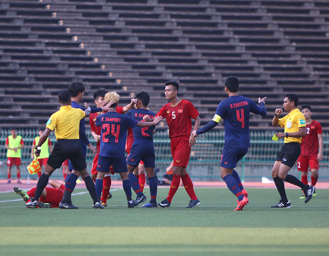 Bất lực màn “đấu võ” của cầu thủ Thái Lan, U22 Việt Nam vẫn được “quà” - 10