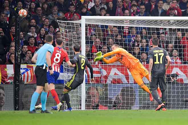Ronaldo chắp tay "vái lạy" Atletico, Man City ngược dòng “thần thánh” - 6