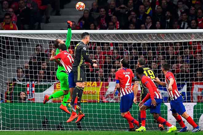 Ronaldo chắp tay "vái lạy" Atletico, Man City ngược dòng “thần thánh” - 7