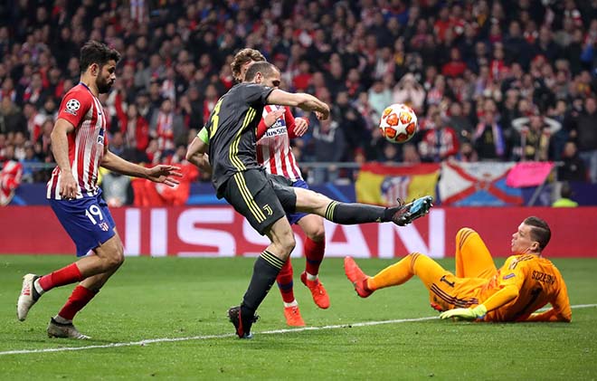 Ronaldo chắp tay "vái lạy" Atletico, Man City ngược dòng “thần thánh” - 12