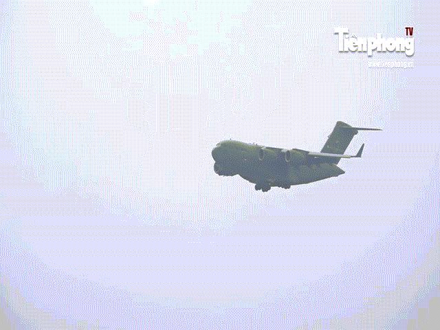 Tận thấy cảnh hạ, cất cánh của ”Ngựa thồ” C-17 ở sân bay Nội Bài