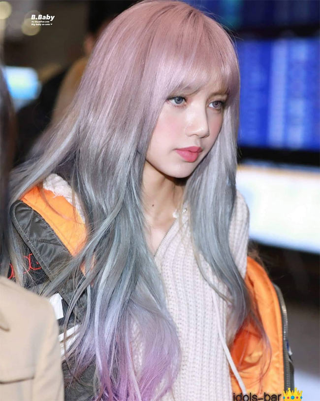Có thể nói Lisa là một số ít những cô gái để tóc nào cũng tuyệt đẹp, kể cả tóc ombre hồng xanh cực kỳ phức tạp như thế này.