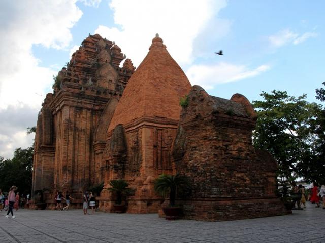 Du lịch - Tháp bà Ponagar - kiến trúc Chăm cổ kính ngay thành phố Nha Trang
