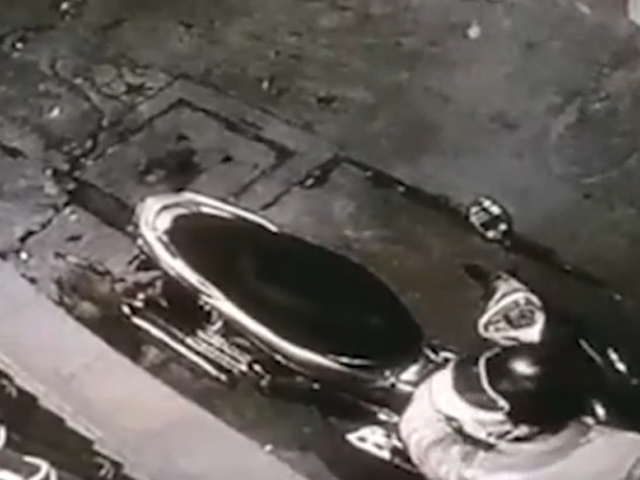 Thế giới xe - Video: Tên trộm bẻ khóa xe Air Blade ngay trước cửa nhà