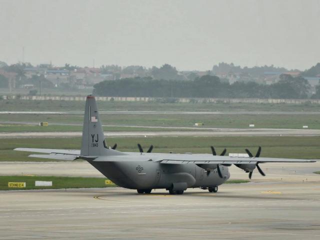 Vận tải cơ C-130 Hercules của Không quân Mỹ hạ cánh xuống sân bay Nội Bài
