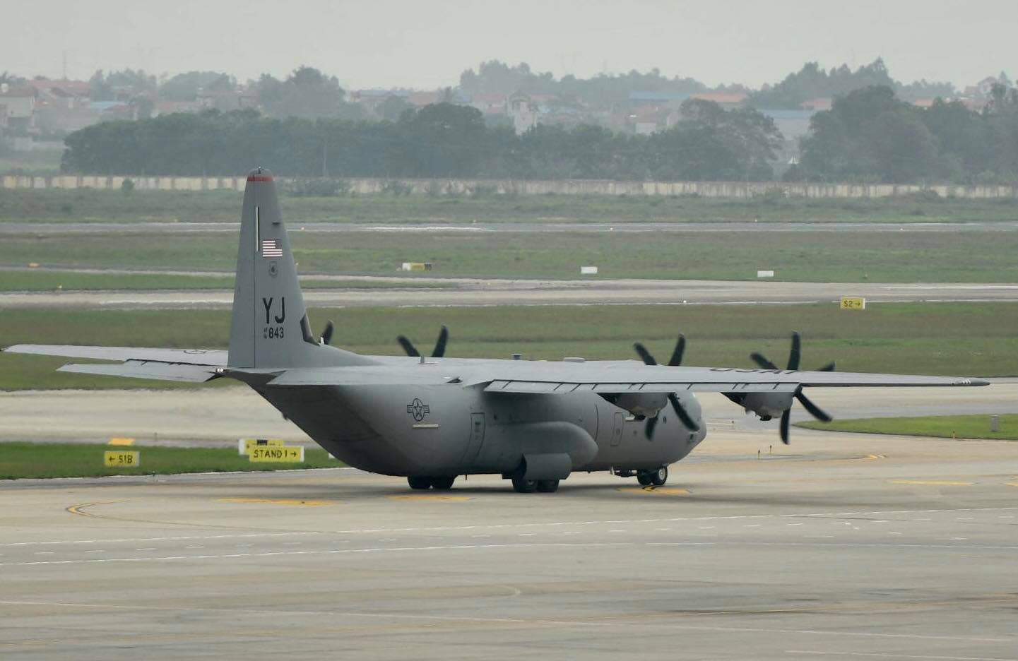 Vận tải cơ C-130 Hercules của Không quân Mỹ hạ cánh xuống sân bay Nội Bài - 1