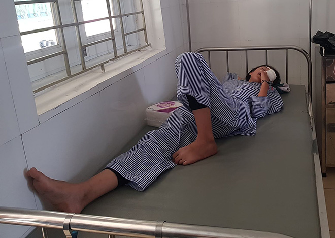 Bình thí nghiệm hóa học phát nổ, nữ sinh bị rách giác mạc - 1
