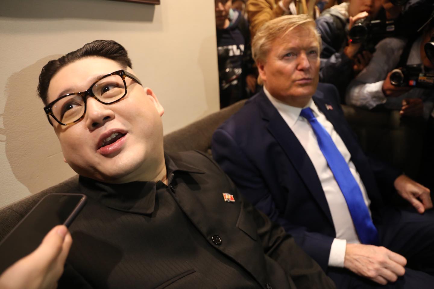 Bản sao ông Donald Trump và ông Kim Jong-un bị vây kín trên phố Hà Nội - 4