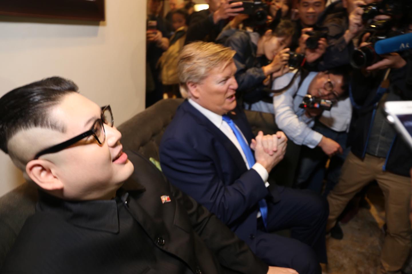 Bản sao ông Donald Trump và ông Kim Jong-un bị vây kín trên phố Hà Nội - 5