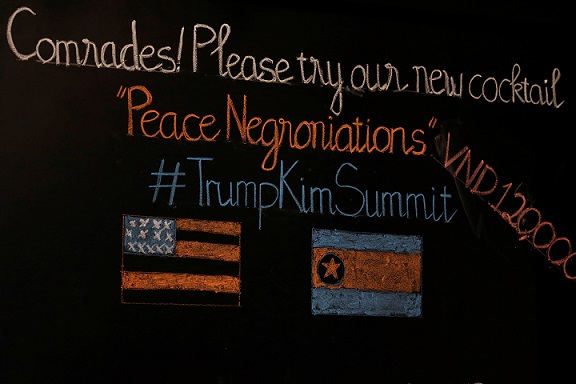 Quán bar Hà Nội phục vụ đồ uống đặc biệt chào mừng cuộc gặp Trump-Kim - 2