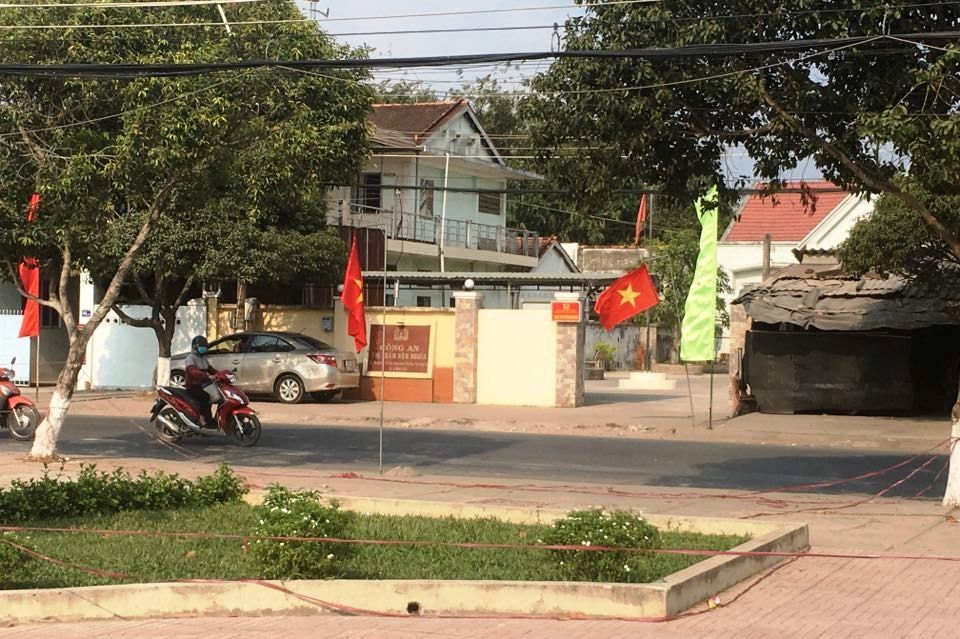 Vụ cha đưa con đi chơi bị đâm chết vì “nghi bắt cóc trẻ em”: Cụ bà bán vé số nói gì? - 1