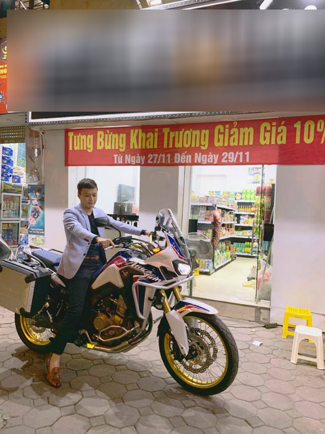 Bên cạnh đó, Hồng Đăng còn được biết đến là tay chơi mô tô có tiếng ở Hà Nội. Anh không ngại lái mô tô đi ship (giao) chè phụ vợ.