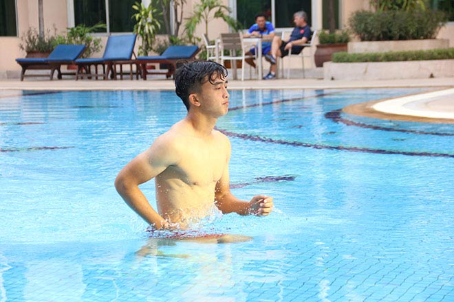 SAO U22 VN khoe bụng 6 múi, HLV Quốc Tuấn ủ mưu đấu bán kết - 10