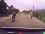 Tin tức trong ngày - Video: Cú va chạm kinh hoàng của 2 thanh niên sau màn &quot;đánh võng&quot; rợn người