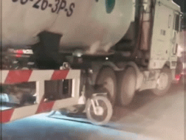 SỐC: Rùng mình lái xe máy đua nhau dắt chui qua gầm xe bồn