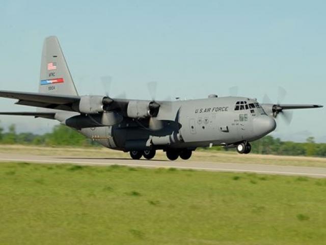 Thế giới - Máy bay C-130 Hercules của Mỹ vừa hạ cánh xuống Nội Bài "khủng" cỡ nào?
