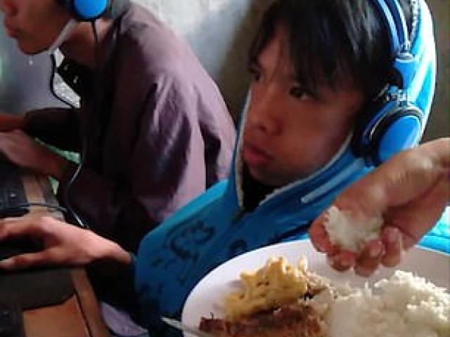 Bạn trẻ - Cuộc sống - Mẹ mang cơm đến quán Internet đút cho con trai “cày game”