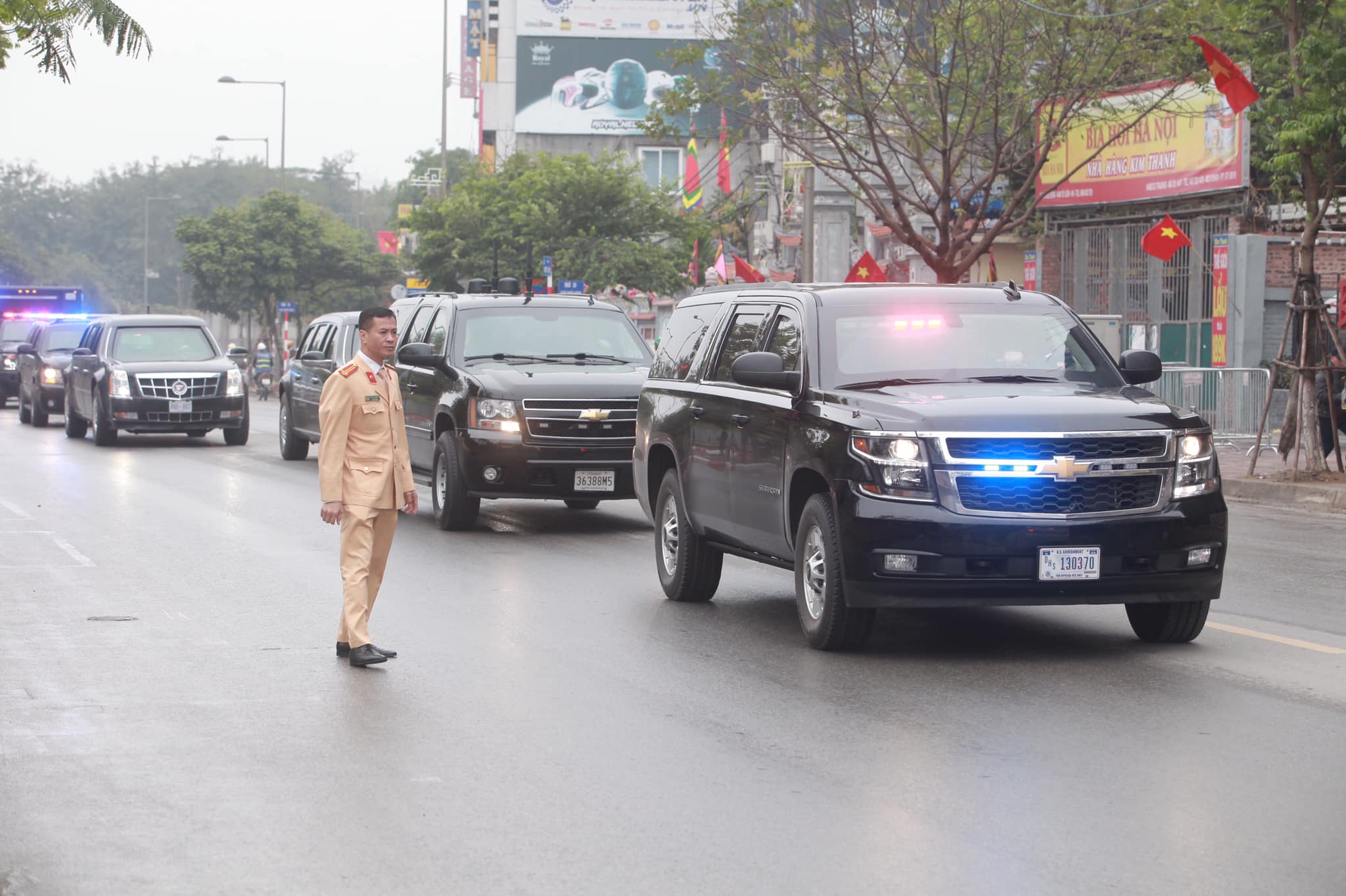 Cận cảnh dàn xe “quái thú” của Tổng thống Donald Trump vừa tới Hà Nội - 11