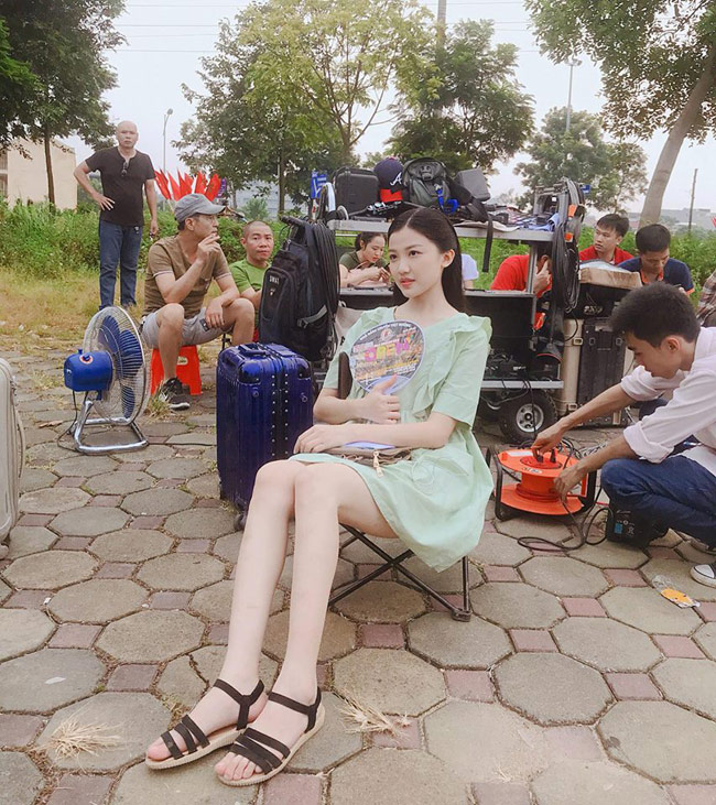 Hình ảnh trên phim trường của ngôi sao trẻ 9X luôn nhận được nhiều chú ý.