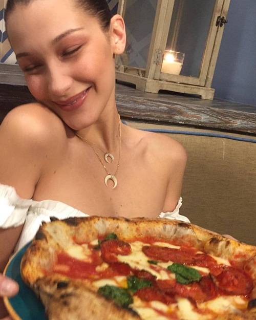 Bí quyết giúp hot girl làng mẫu có bụng chắc như đá dù ăn nhiều pizza - 2