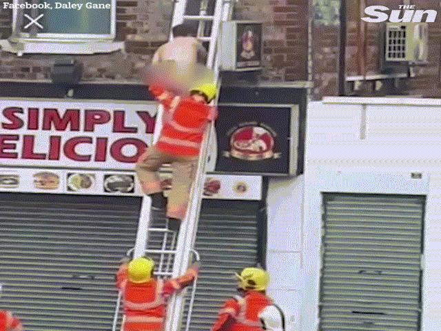 Phi thường - kỳ quặc - Cãi nhau với tiếp viên massage, người đàn ông khỏa thân bị "nhốt" bên ngoài cửa sổ