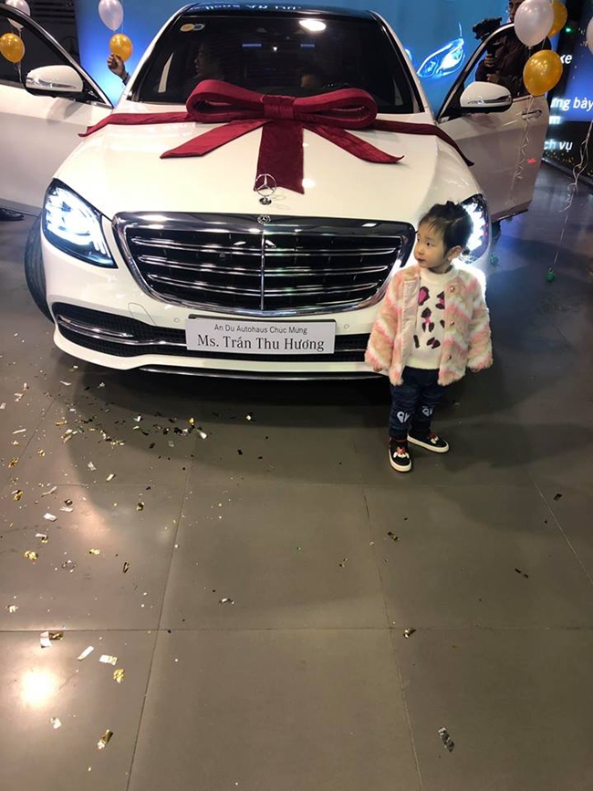 Đầu năm mới 2019, ông bố hai con mua xế hộp Mercedes-Benz S450L Luxury trị giá hơn 5 tỷ đồng tặng vợ. Chiếc xe được ghi tên của bà xã Tuấn Hưng, đây còn là món quà anh muốn dành tặng cho bà xã khi cô đang mang thai lần 3.