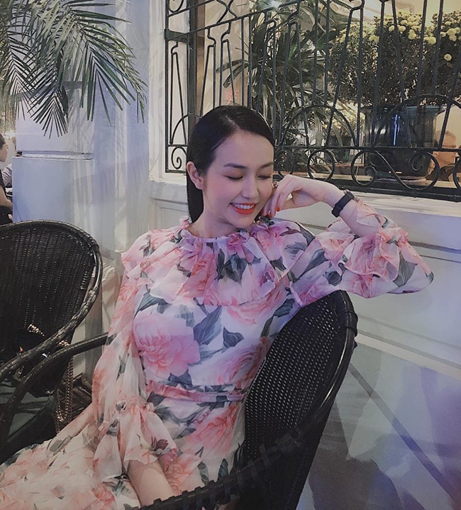 Vóc dáng có phần tròn trịa của vợ Tuấn Hưng khi đang mang thai lần 3.