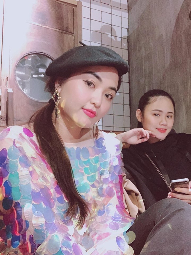 Đặc biệt, vợ ba Tú Dưa rất thân thiết với con riêng của chồng.