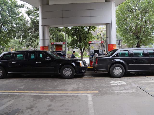 Tin tức trong ngày - Tài xế xe "quái thú" của Tổng thống Trump tự tay bơm xăng trên phố Hà Nội